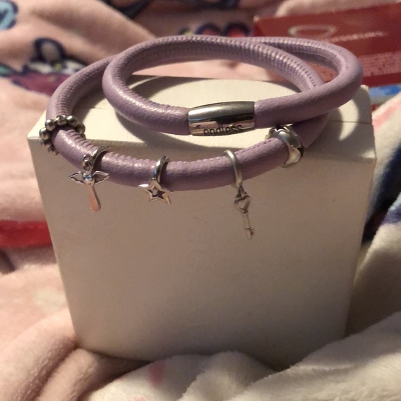 Endless by JLo - A Double Wrap Leather Bracelet in Lilac & Five SS925 Charms. - Picture 3 of 11